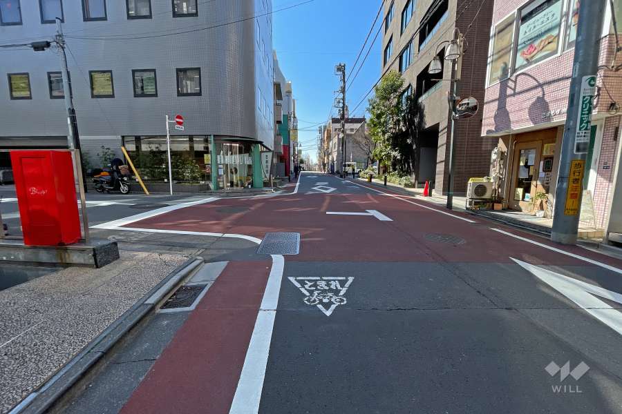 敷地西側の前面道路