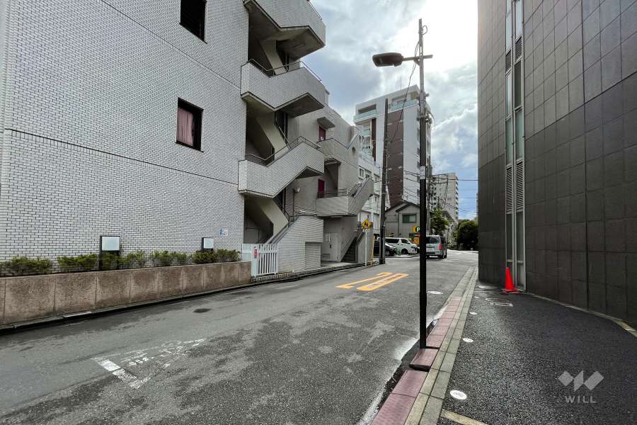 敷地北側の前面道路（東側から）