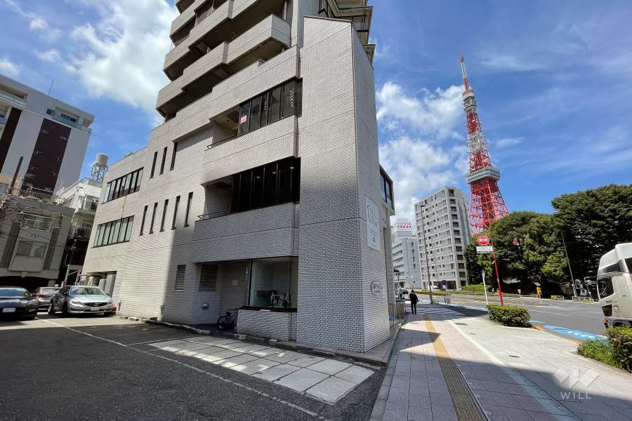 敷地東側の前面道路（南側から）