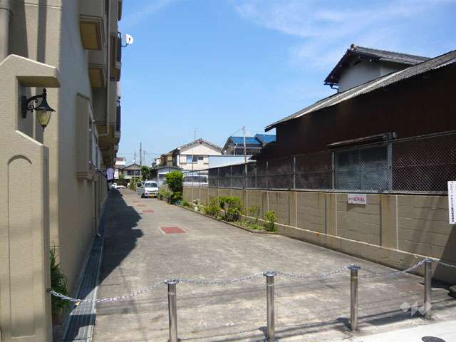 東側隣家とは間隔が空いています。