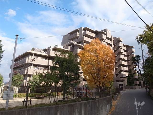 ダイアパレス宝塚月見山の外観（西側から）　隣接して『月見山第五公園』があります。