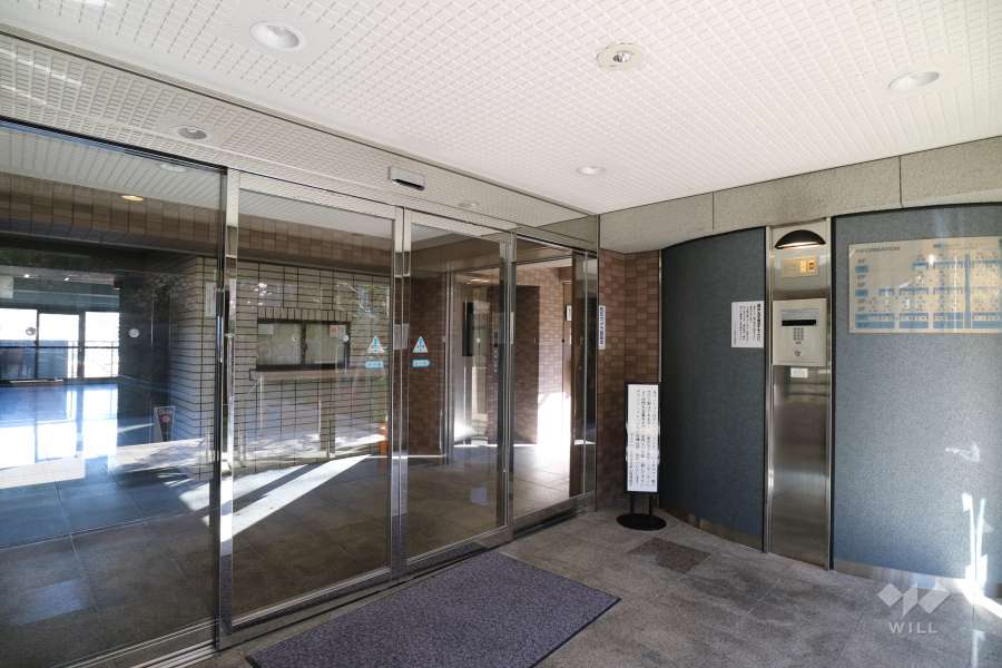 エントランスはオートロック付きです。