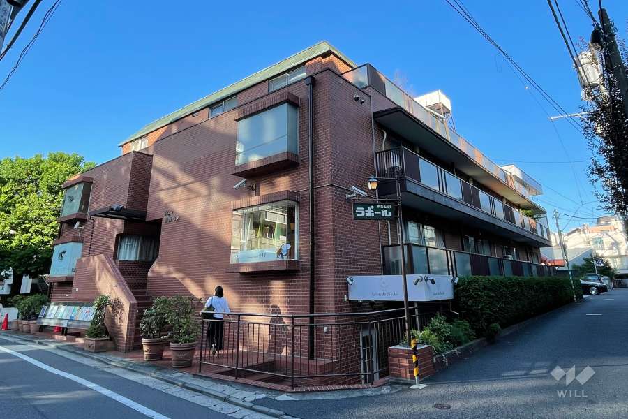 ラポール南青山５４の外観（南西側から）