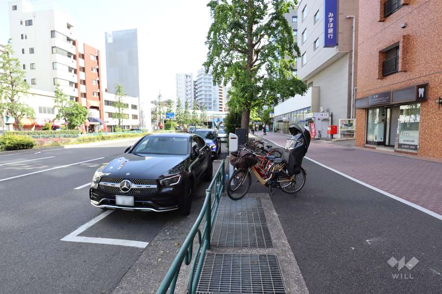 敷地東側の前面道路（北側から）