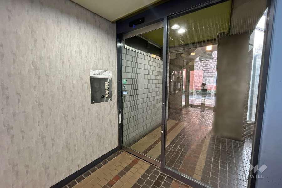 エントランスはオートロック付きです。