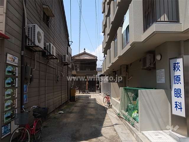 敷地南側の前面道路。敷地南側には一戸建てが立ち並んでいます。