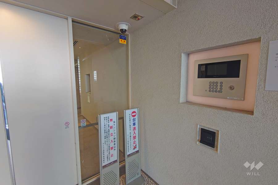 エントランスはオートロック付きです。