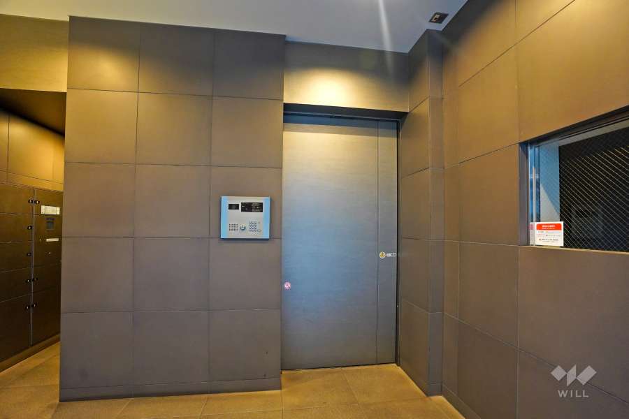 エントランスはオートロック付きです。