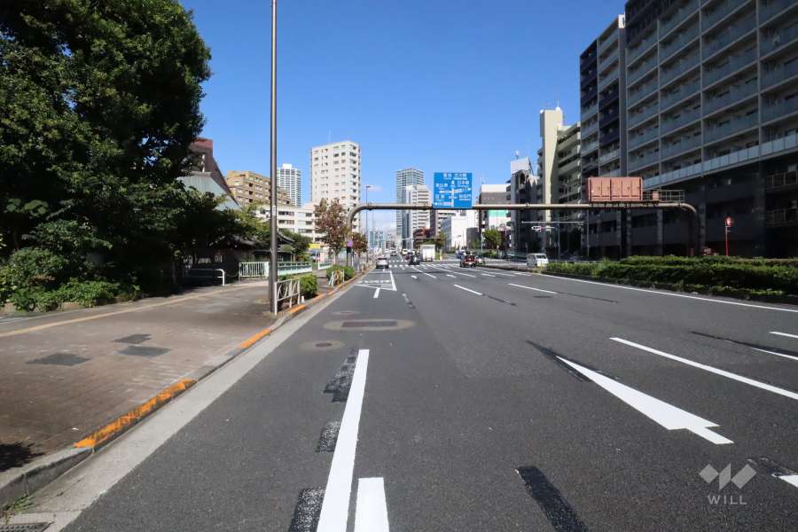 敷地西側の前面道路(南側から)