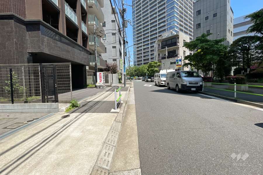 敷地南側の前面道路（西側から）