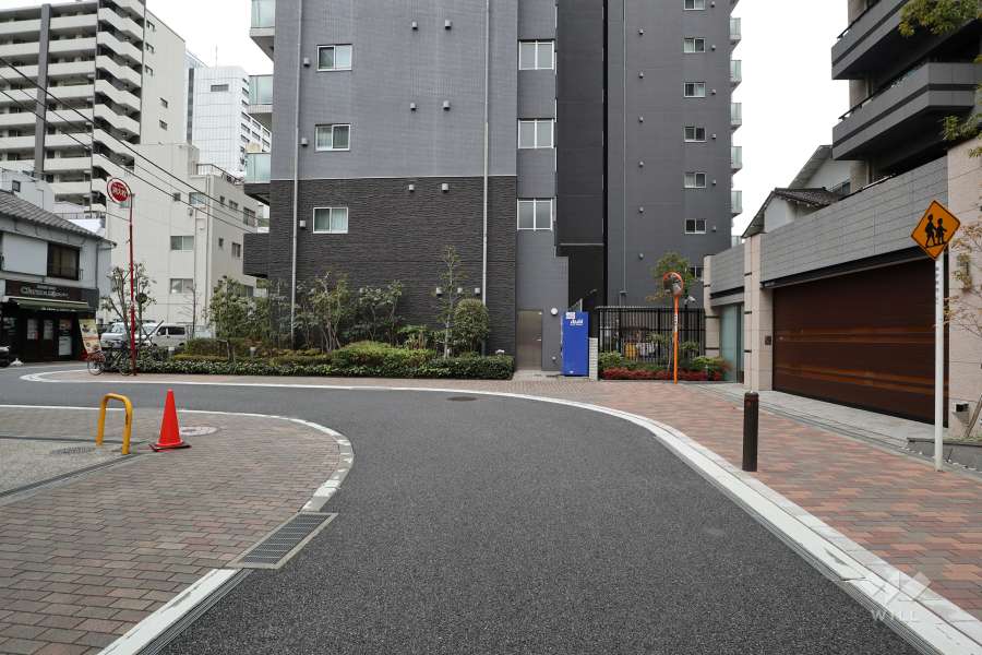 敷地南側の前面道路（東側から）