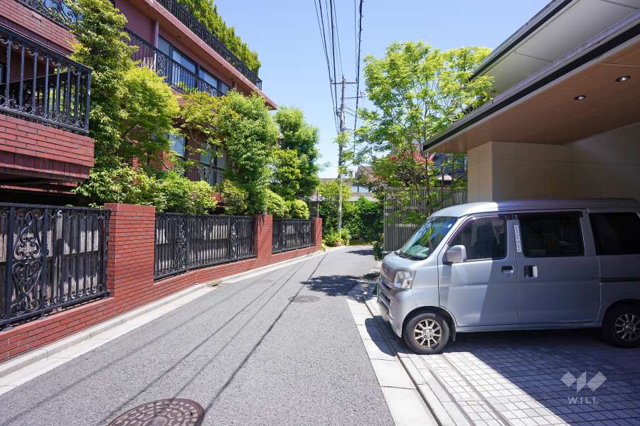 敷地北側の前面道路