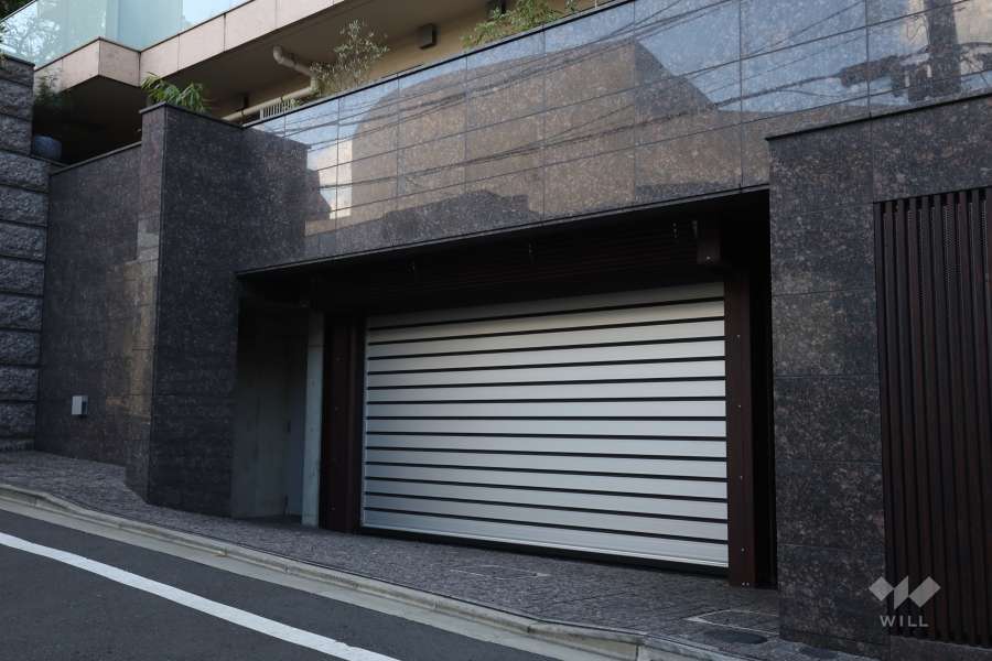 駐車場の出入り口（シャッター付き）