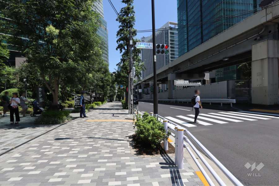 敷地東側の前面道路(南側から)