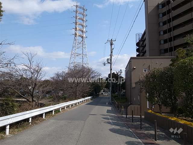 敷地北側は昆陽川が流れ、川沿いは緑豊かです。
