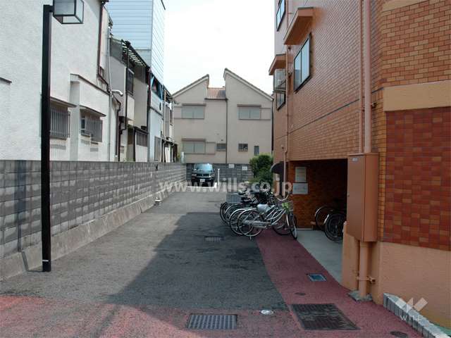 駐車場の入り口と駐輪場