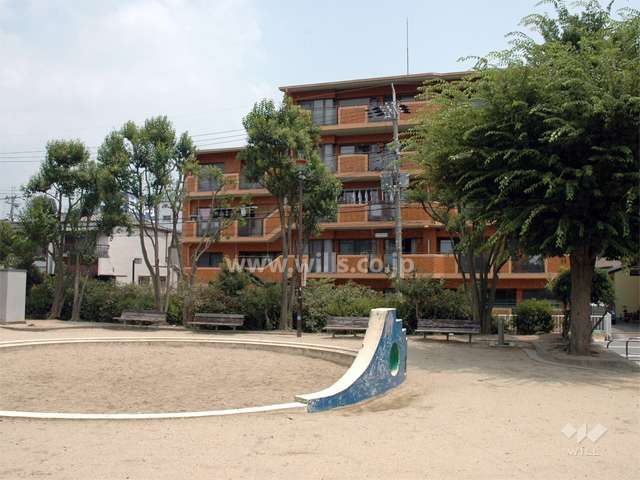 敷地の西側には公園があります。