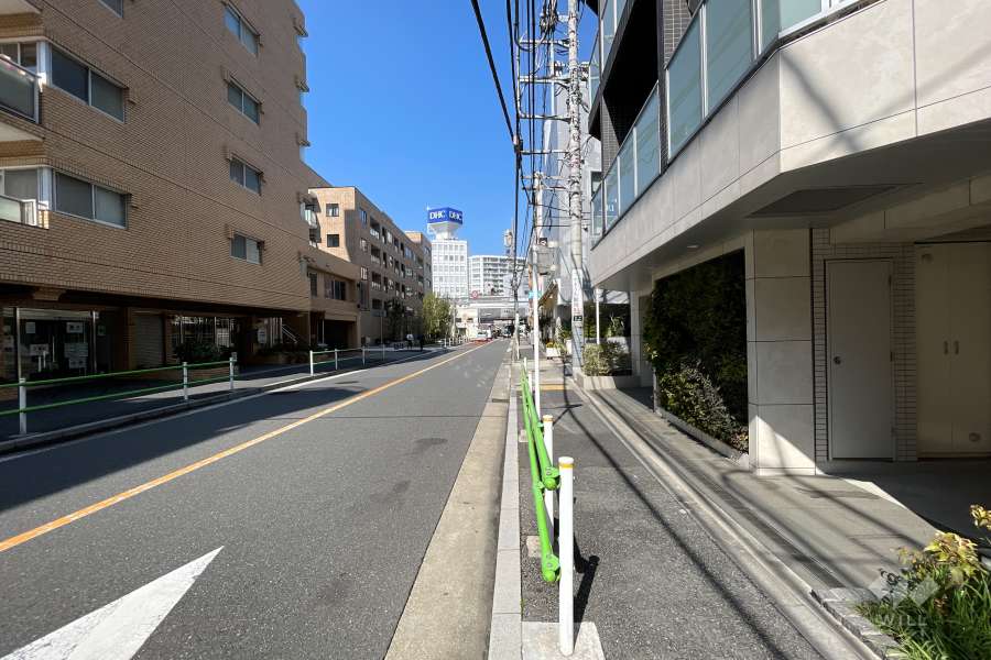 敷地南西側の前面道路（南東側から）