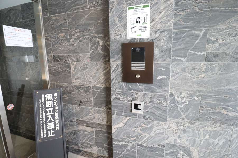 エントランスはオートロック付きです。