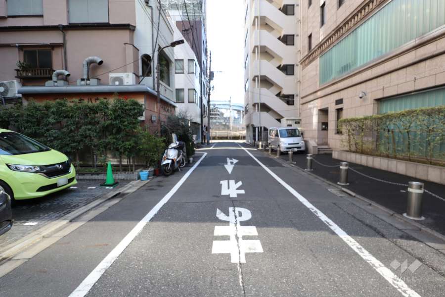 敷地南側の前面道路（西側から）