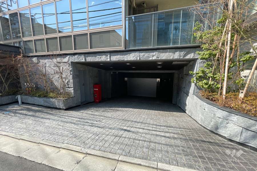 駐車場の出入り口（シャッター付き）