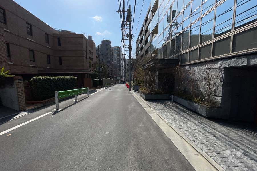 敷地南側の前面道路（東側から）