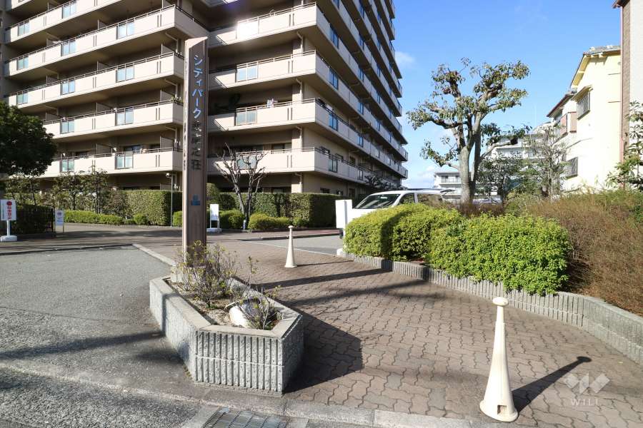 敷地入り口にある銘板