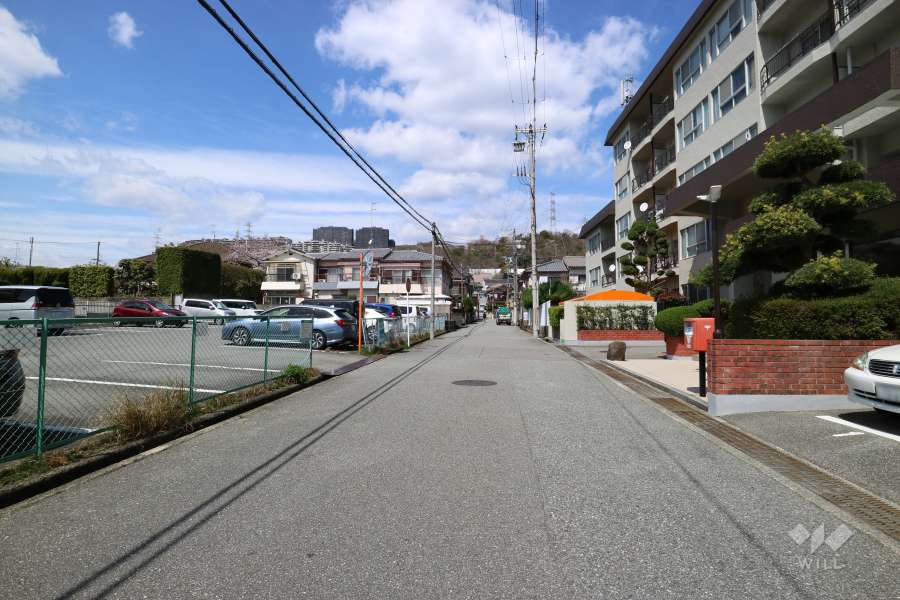 敷地西側の前面道路