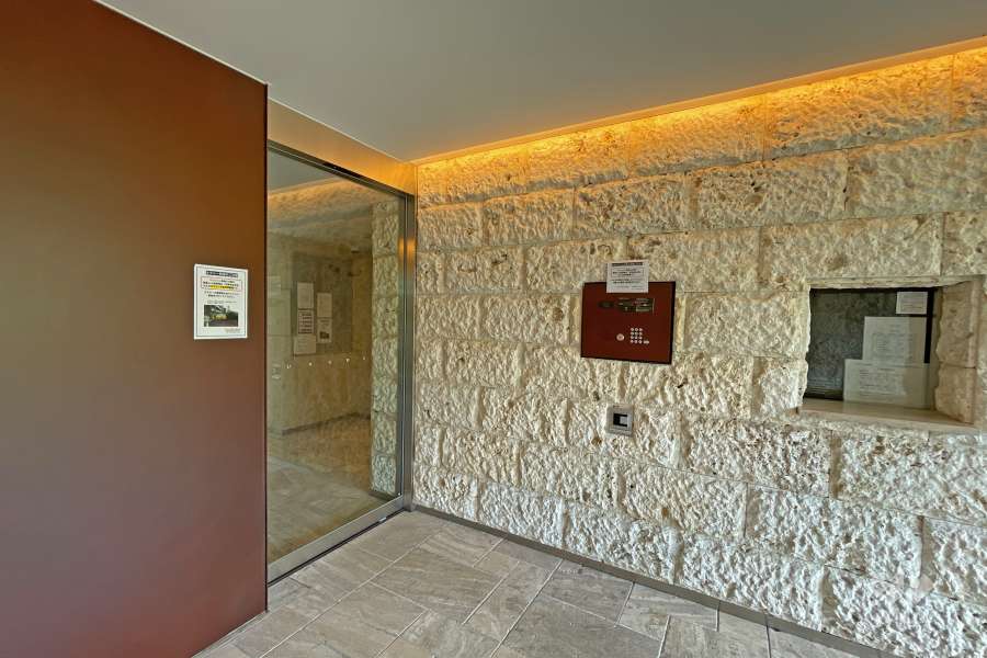 エントランスはオートロック付きです。