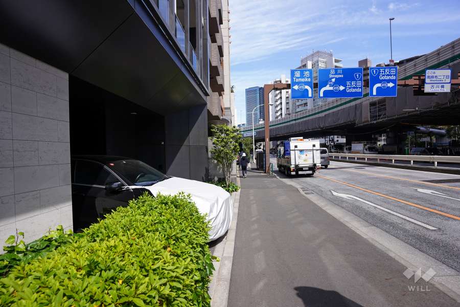 敷地南側の前面道路(西側から)