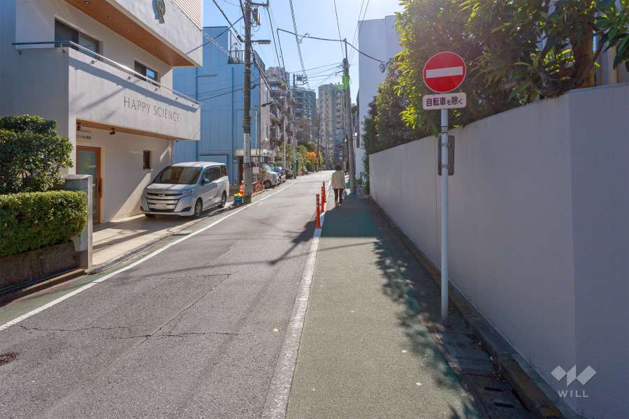 敷地西側の前面道路（北側から）