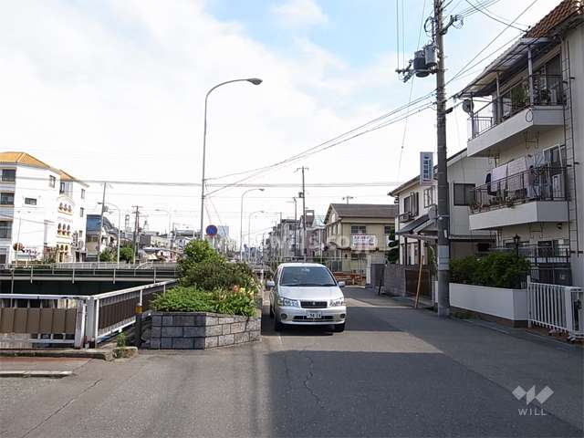 敷地の西側には五合橋線、南へ少し行くと阪急神戸線が走っています。