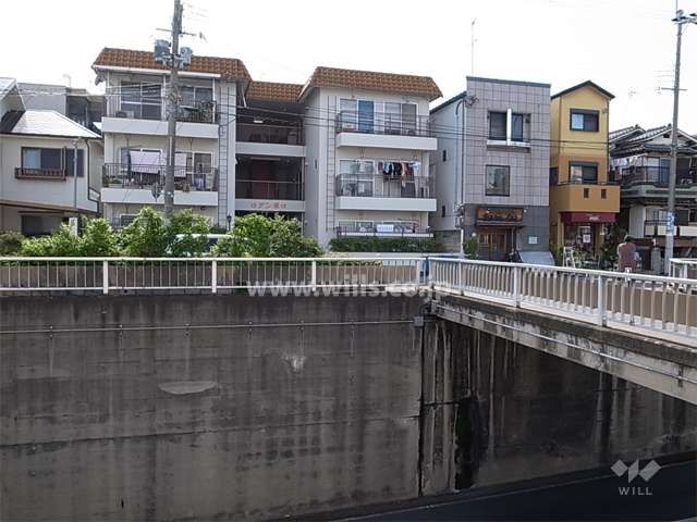 五合橋線は阪急との立体交差の為、地下を走っており、ロダン塚口とは高低差があります。