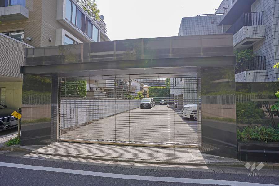 敷地内駐車場の出入り口（シャッター付き）