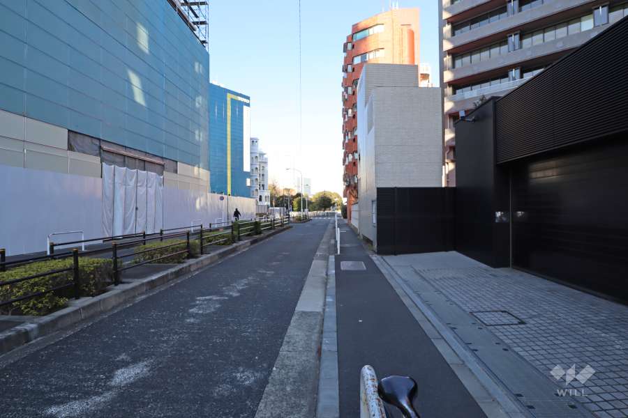 敷地北西側の前面道路（南西側から）