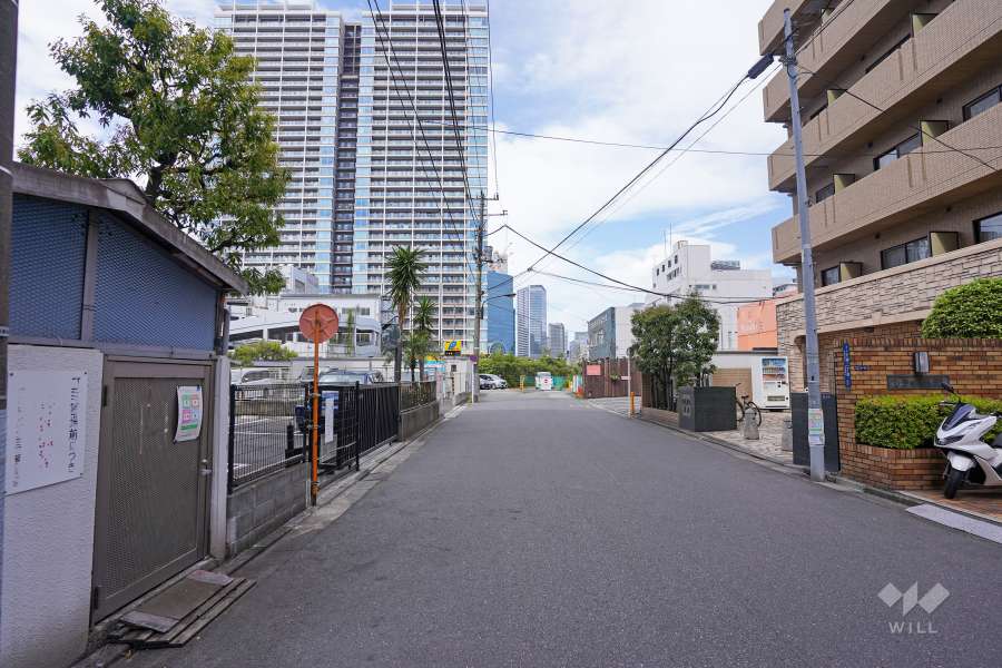 敷地東側の前面道路（南側から）