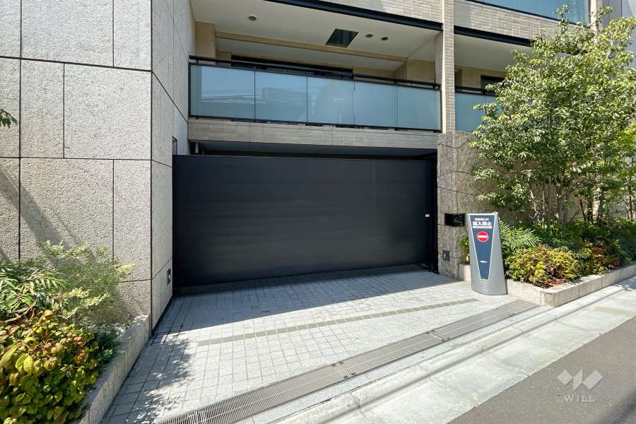 駐車場の出入り口（シャッター付き）