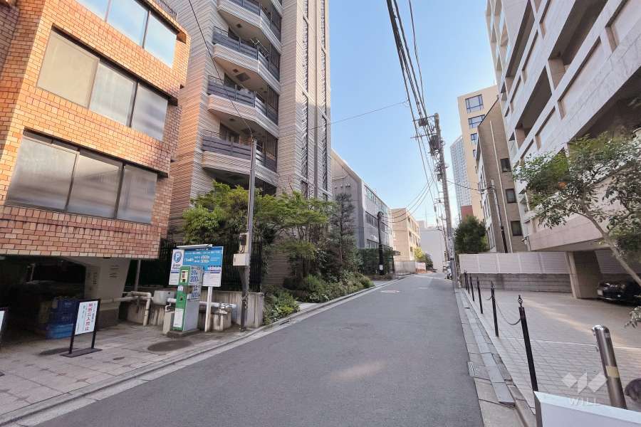 敷地北西側の前面道路（北東側から）
