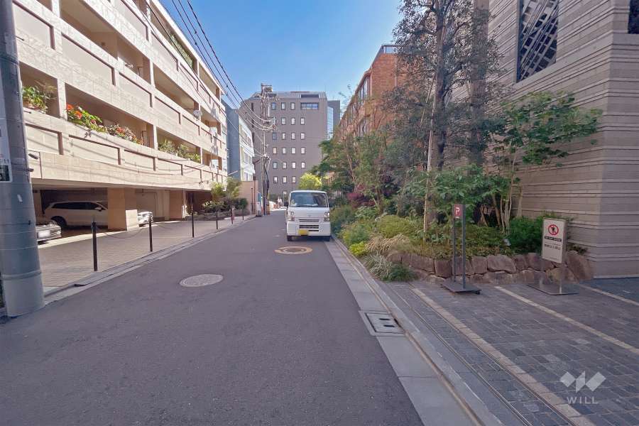 敷地北西側の前面道路（南西側から）