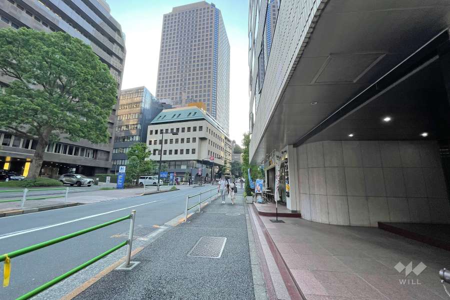 敷地南側の前面道路（東側から）