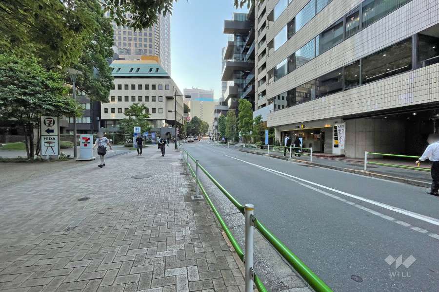 敷地南東側の前面道路（西側から）