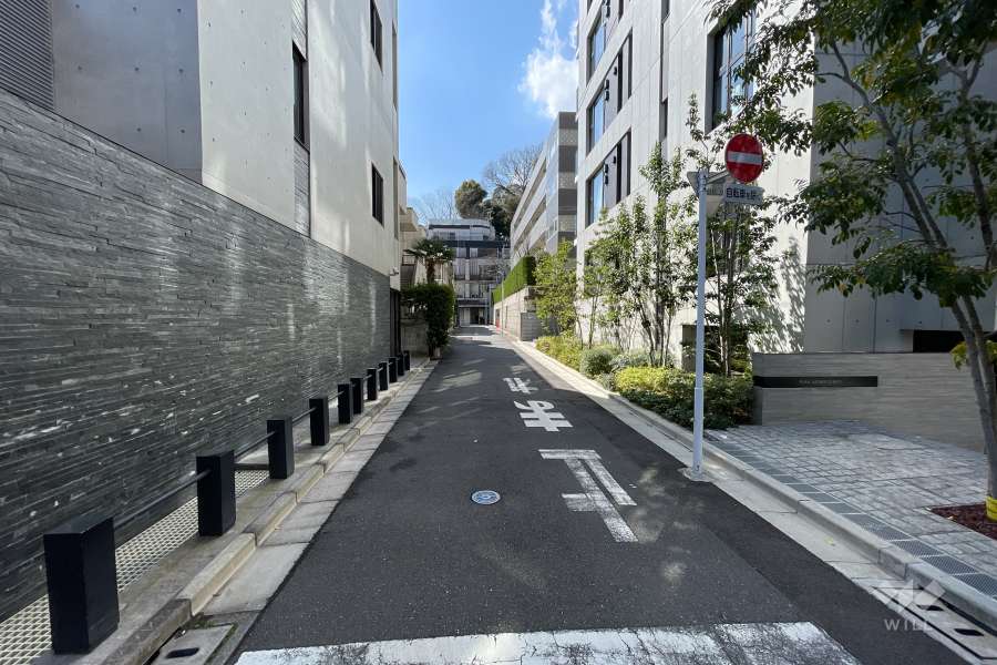 敷地南側の前面道路（東側から）