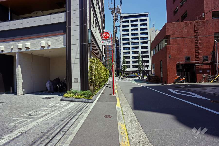敷地南東側の前面道路（南西側から）