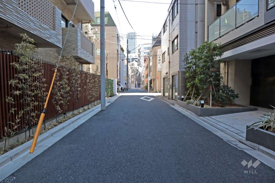 敷地北側の前面道路(西側から)