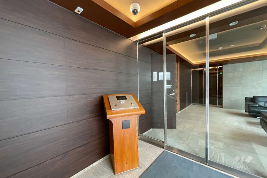 エントランスはオートロック付きです。　