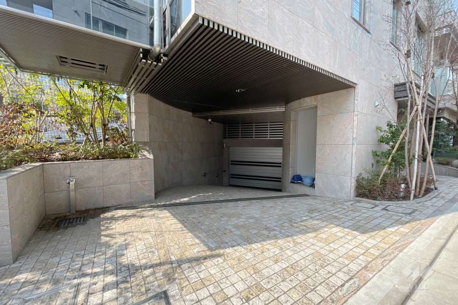 駐車場の出入り口（シャッター付き）　