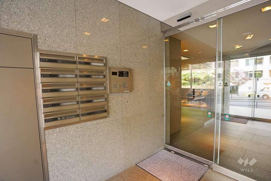 エントランスはオートロック付きです。