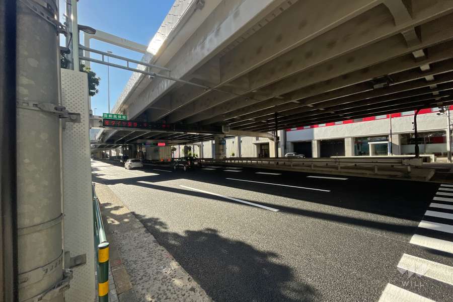 敷地西側は、首都高速1号・都道316号に面しています。