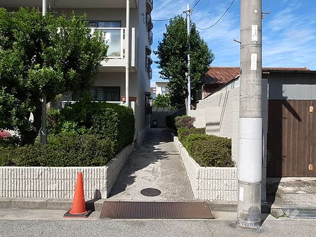 駐輪場、バイク置場へのアプローチ