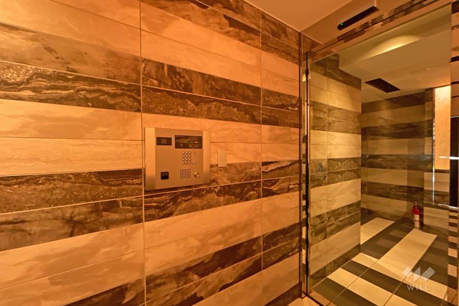 エントランスはオートロック付きです。